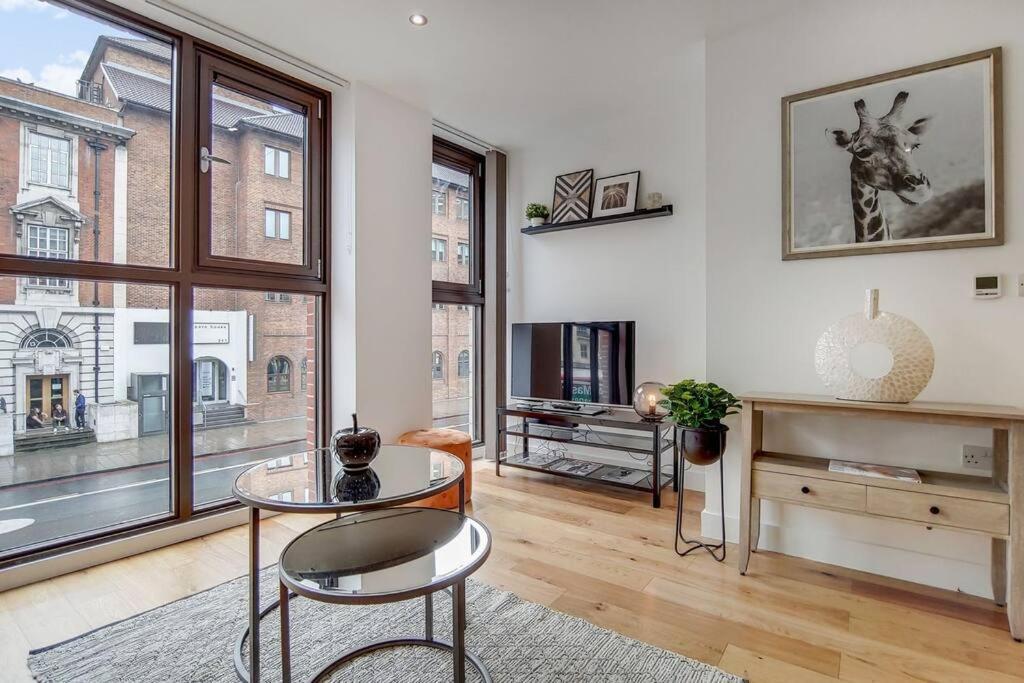 Br2 - Stunning 1 Bed Heart Of Borough Apartment *